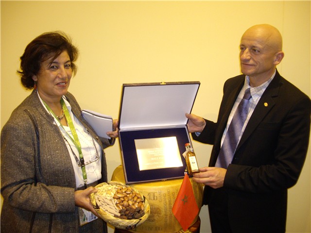 Zoubida riceve il premio Parmigiano Reggiano