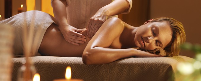 Donna rilassata col massaggio